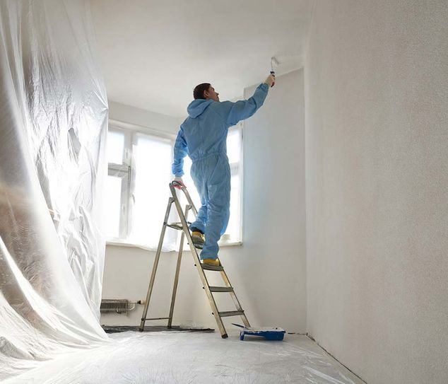 Hombre pintando casa